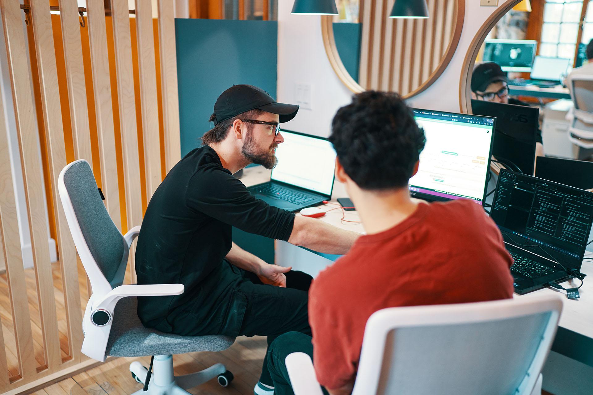 Développeur DevActif au travail sur un mandat WinDev