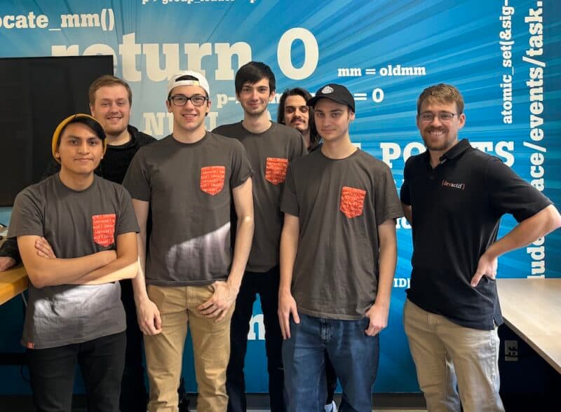 Marc-André Croteau avec les étudiants de l’équipe Cyber-Rebelles du Cégep de Sorel-Tracy