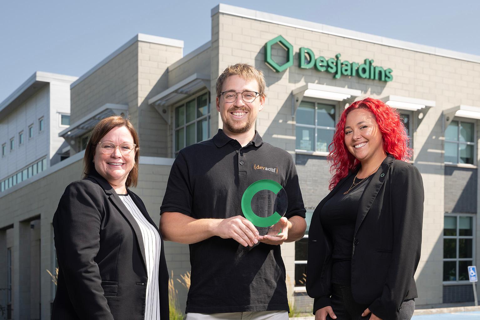 Marc-André Croteau avec Mélanie Couture et Audrey Boivin de Desjardins Entreprises