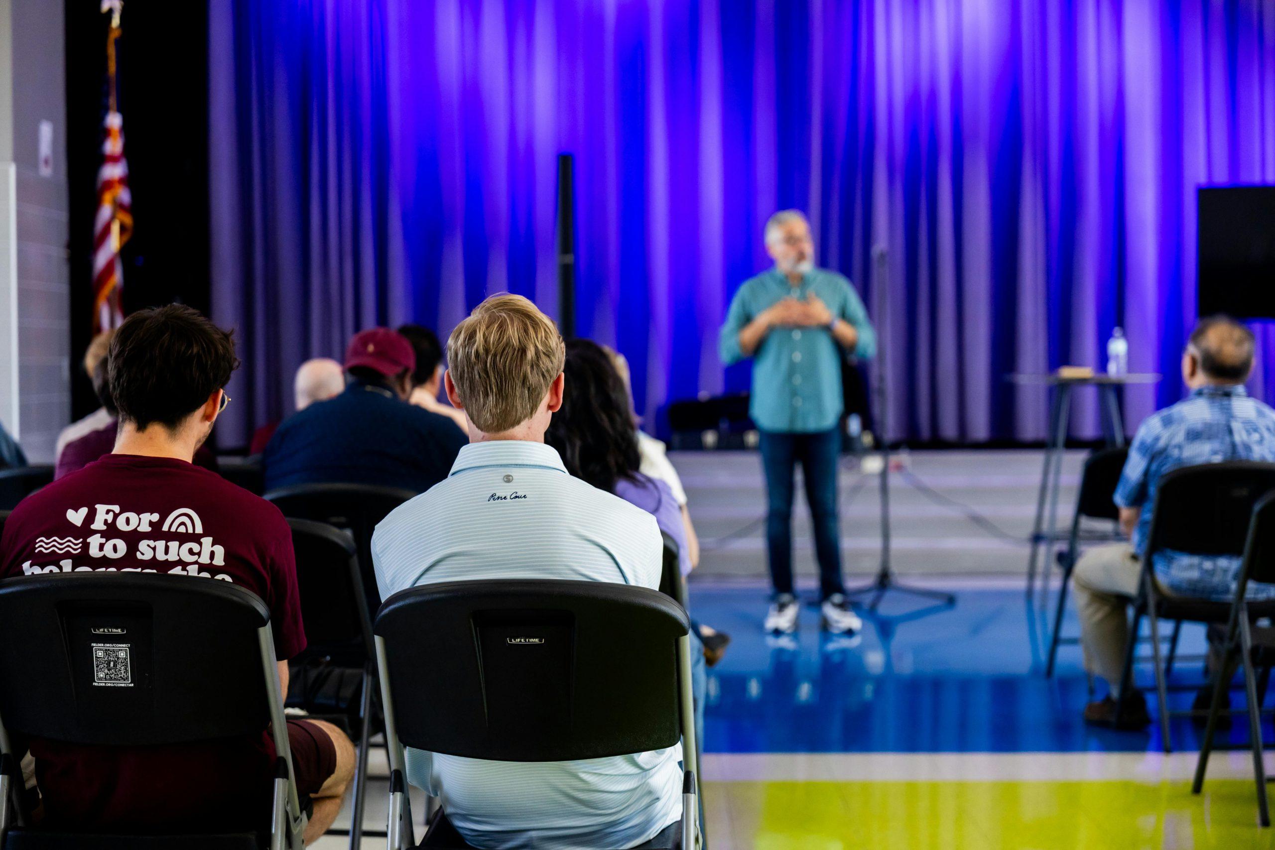 Salle de conférence remplie lors d'un événement professionnel du numérique