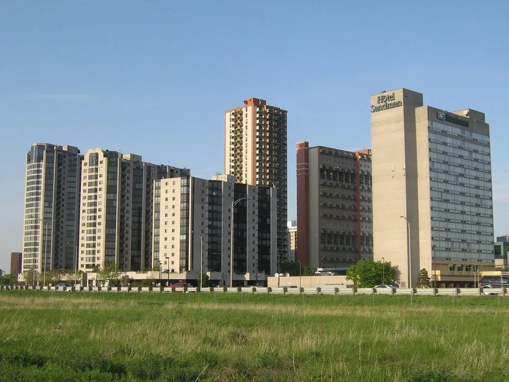 Tours d’habitation et hôtels du centre-ville de Longueuil