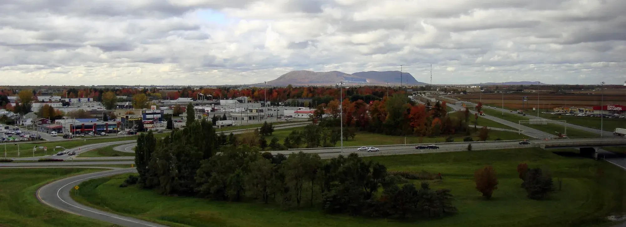 Panorama de Saint-Hyacinthe, de ses secteurs industriels et du mont Saint-Hilaire