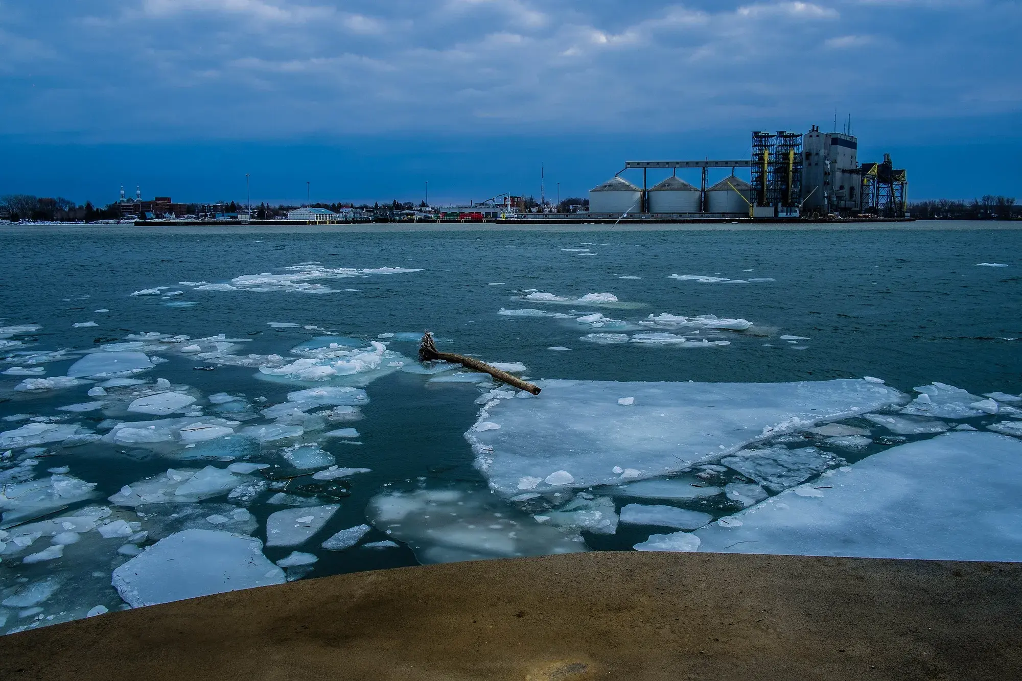 Installations industrielles de Sorel-Tracy vues depuis le fleuve Saint-Laurent en hiver