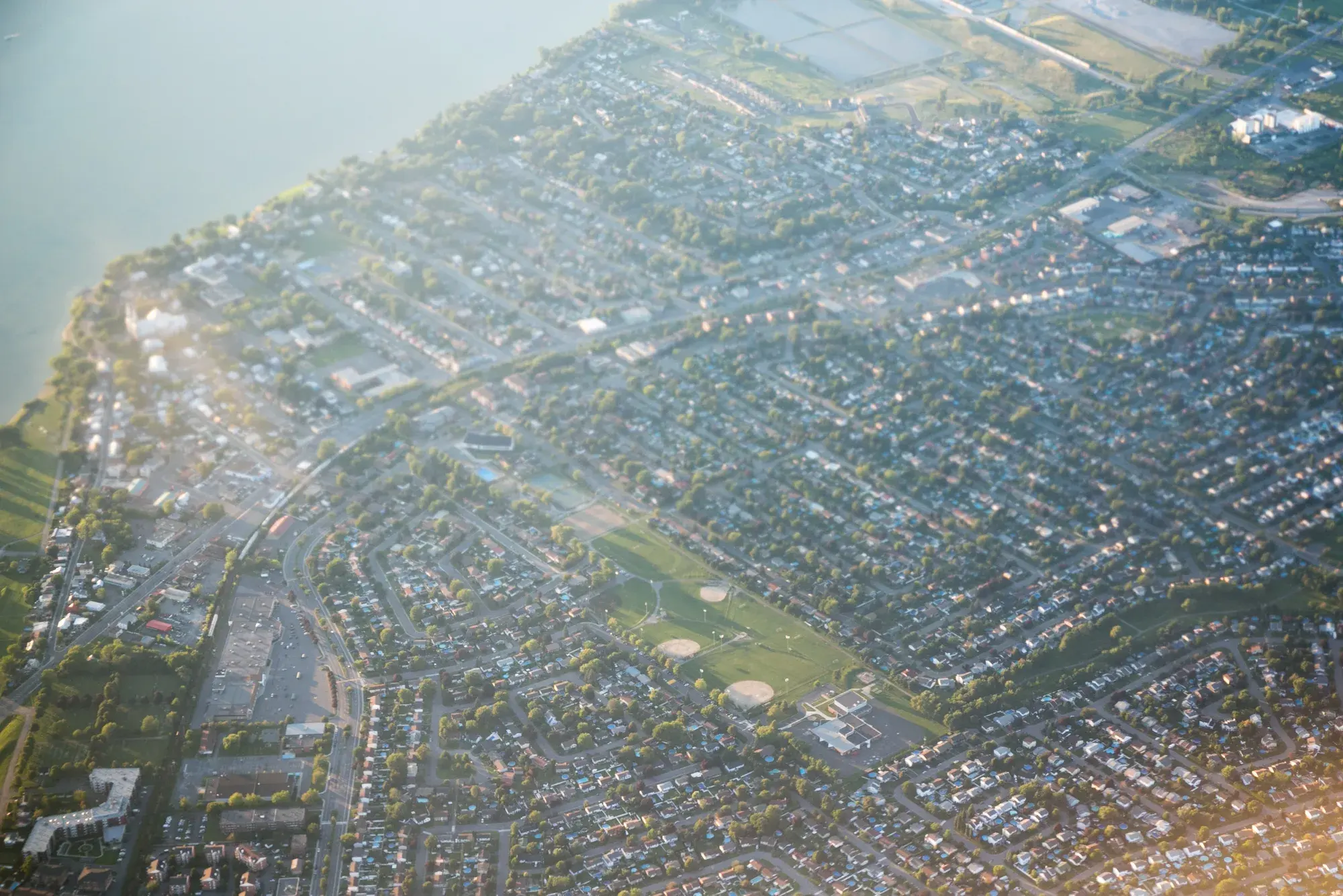 Vue aérienne de Varennes, du fleuve Saint-Laurent et de ses secteurs industriels
