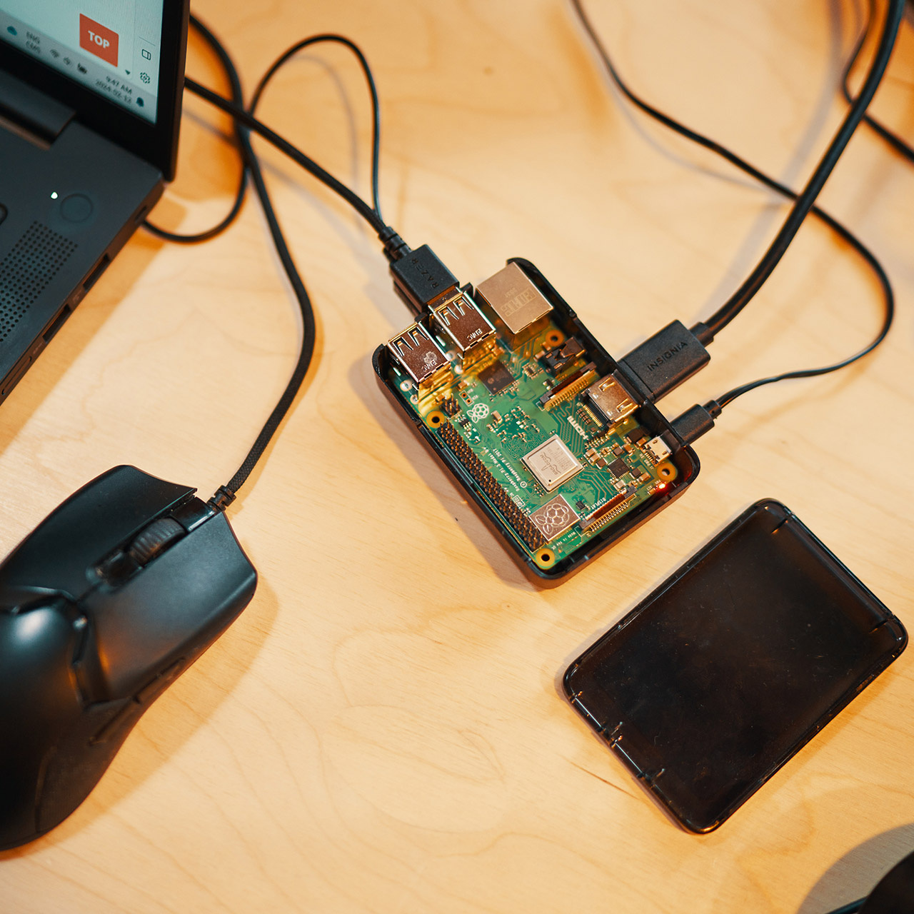 Objets connectés IoT : Raspberry Pi et capteurs reliés à un ordinateur