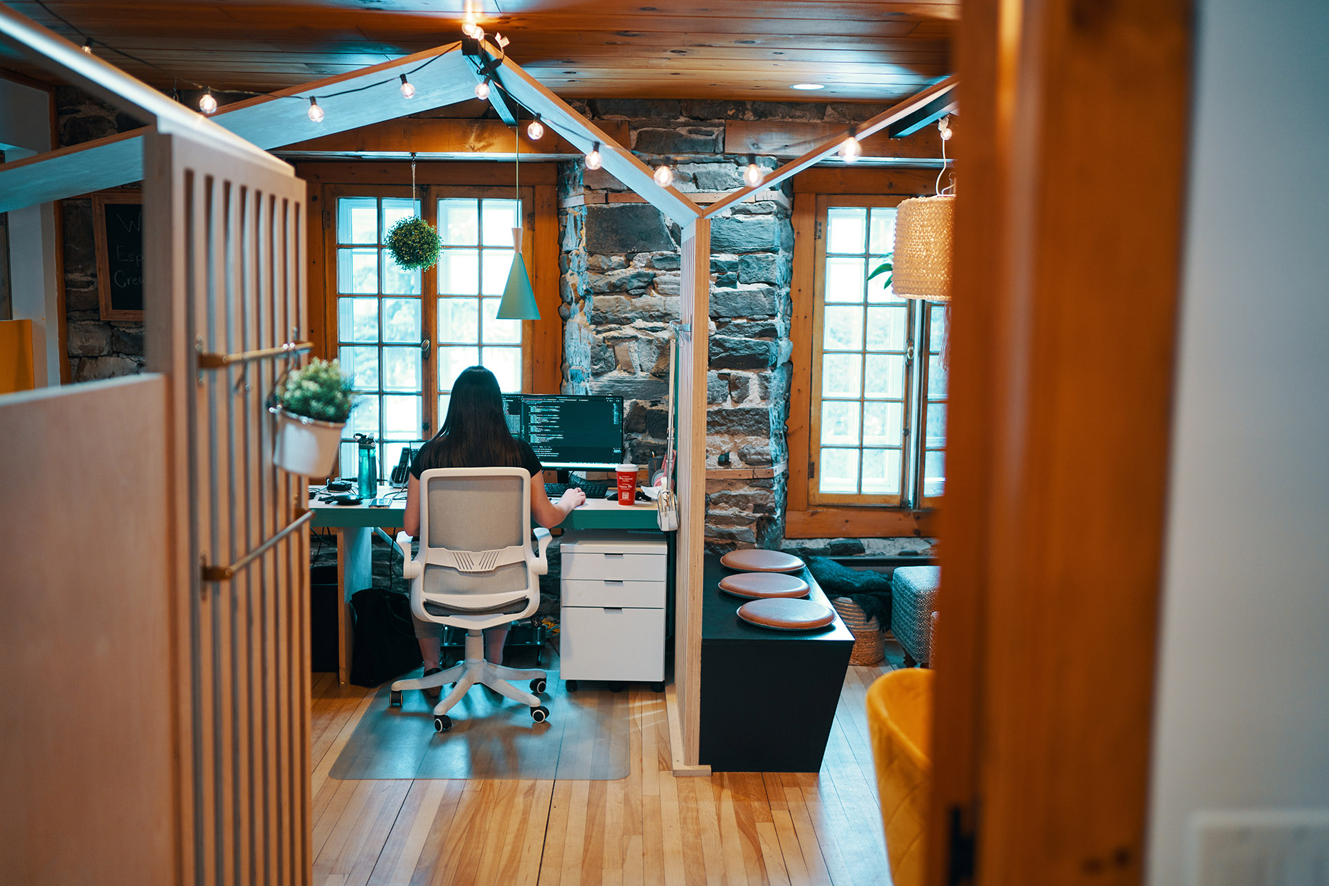Une développeuse DevActif dans un espace de travail chaleureux
